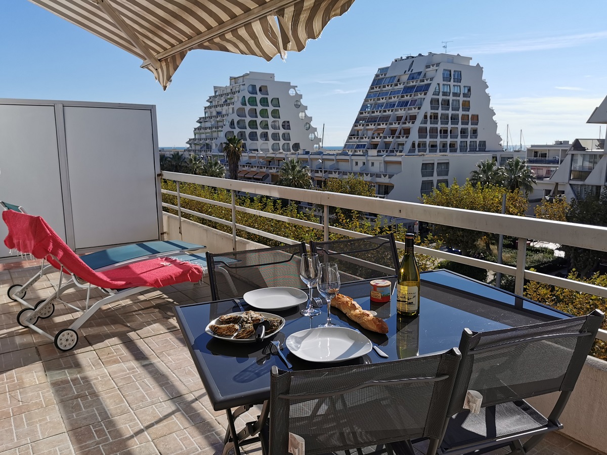 Les Cosys - Le Bain de Soleil - Repas sur la terrasse avec vue sur les pyramides et la mer